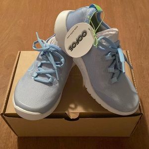 OOFOS OOMG Sport LS Women in size 6 and Carolina Blue color.